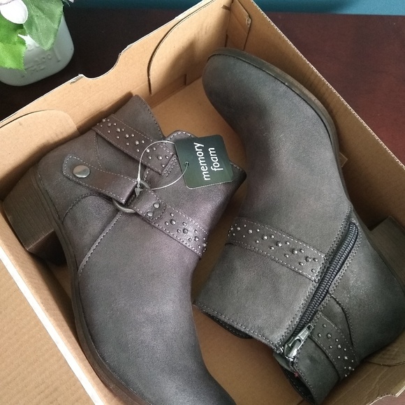 a.n.a Shoes - NWT Gray a.n.a Ankle Booties Size 7.5